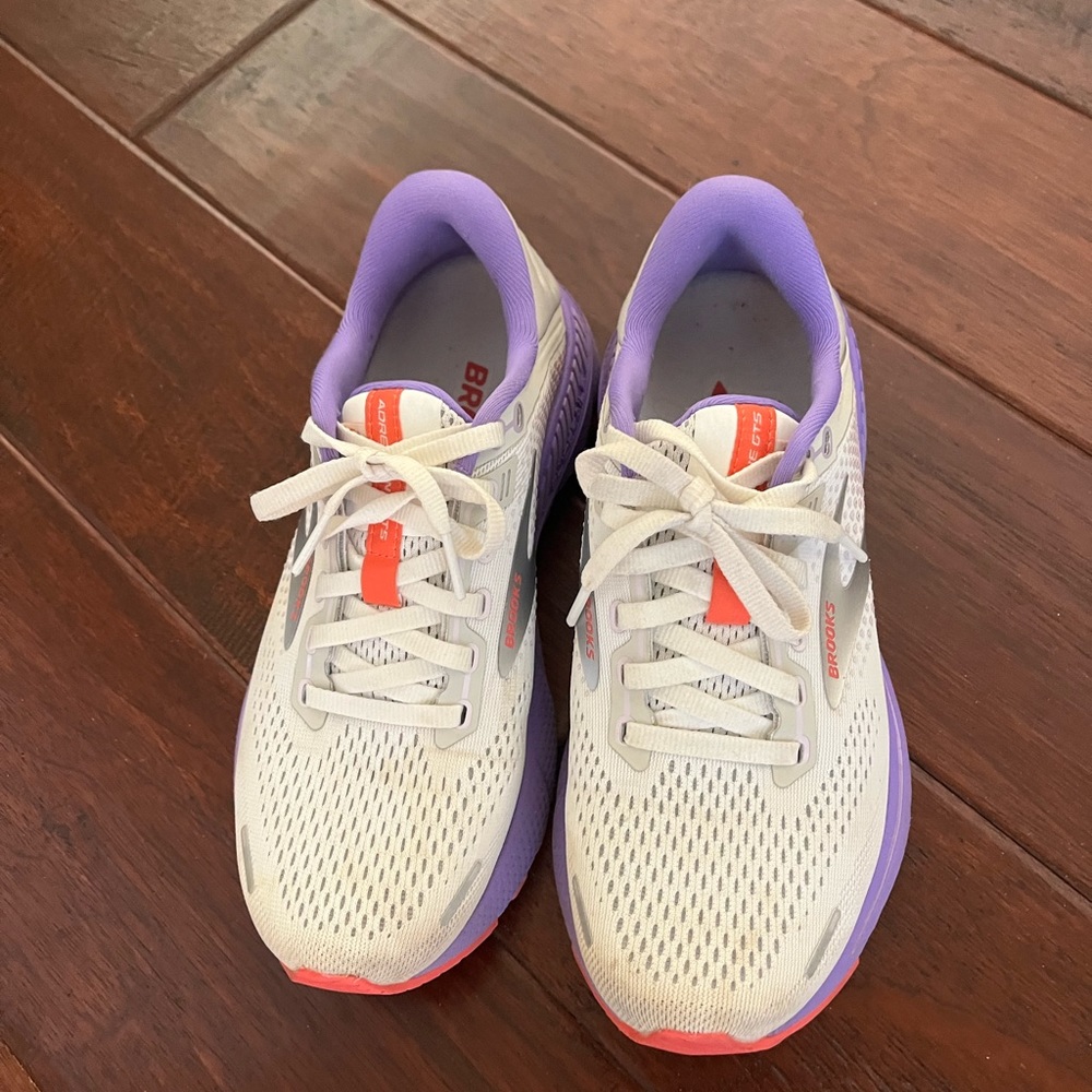 Barely worn Women’s Brooks Adrenaline GTS22. Size 6M.